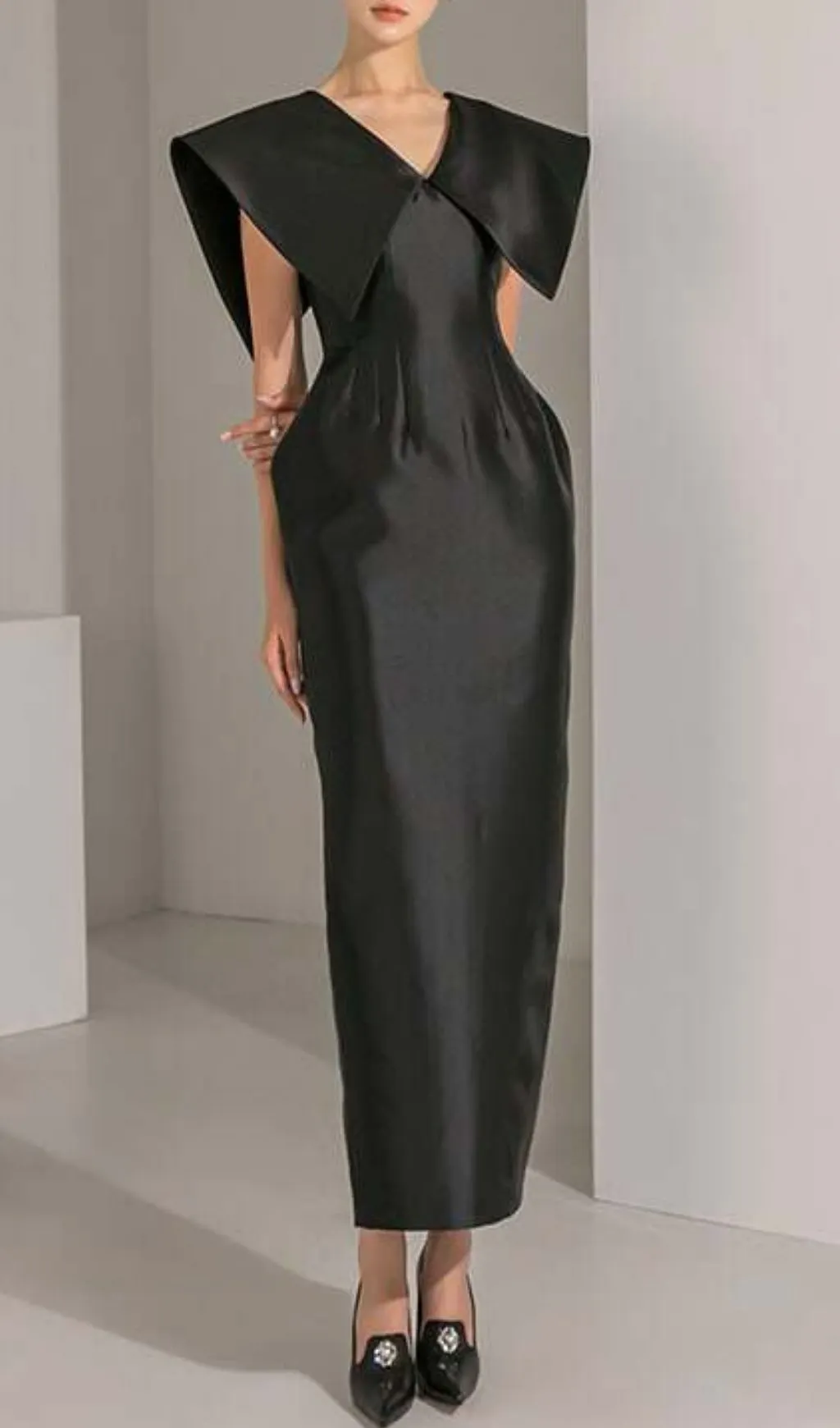 Fashionslee Women Liliha Black V-Neck Maxi Dress