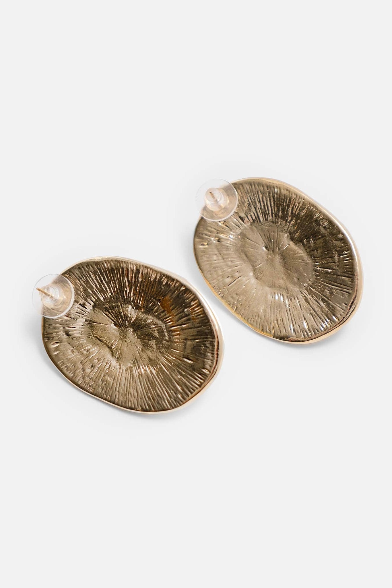 8d8a41bcf4b64b83d10ceecd01b3a8ab Vintage Textured Gold Oval Baroque Pearl Stud Earrings