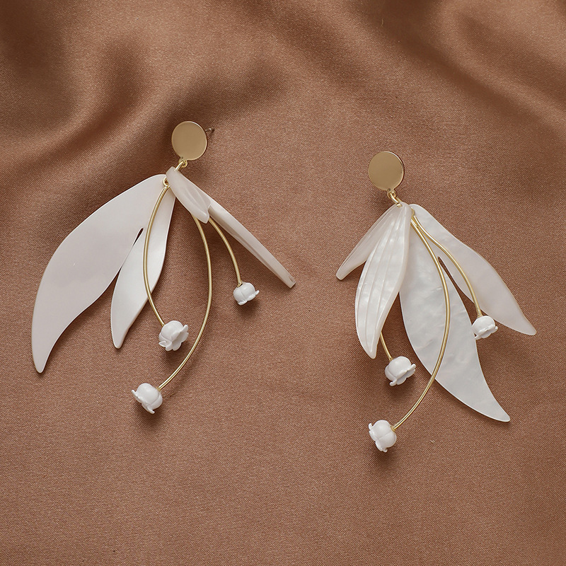 Corazon White Flower Earrings