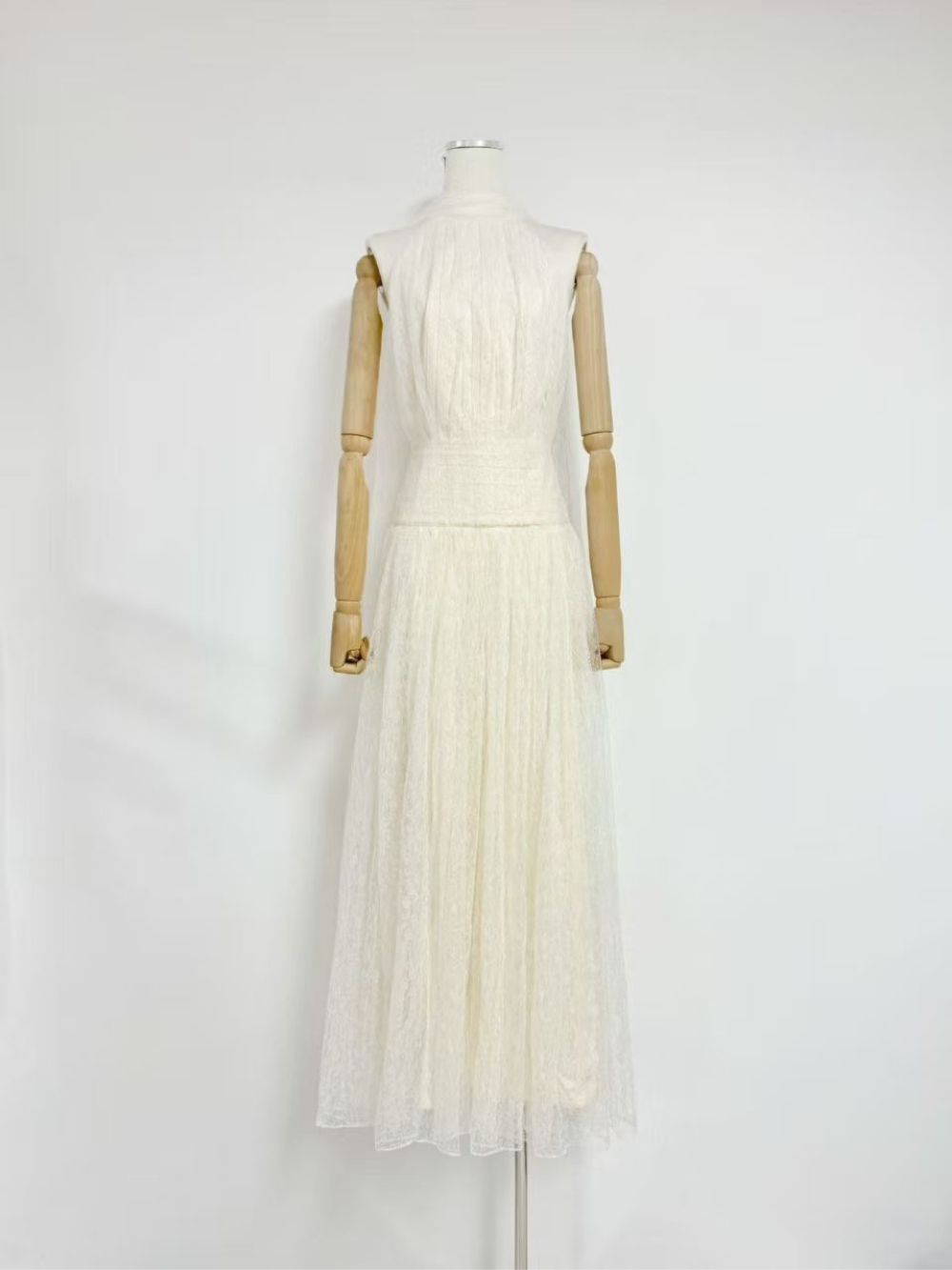 a95131e903055286ac727749294dd2f2 Mabli Halter Mesh Maxi Dress