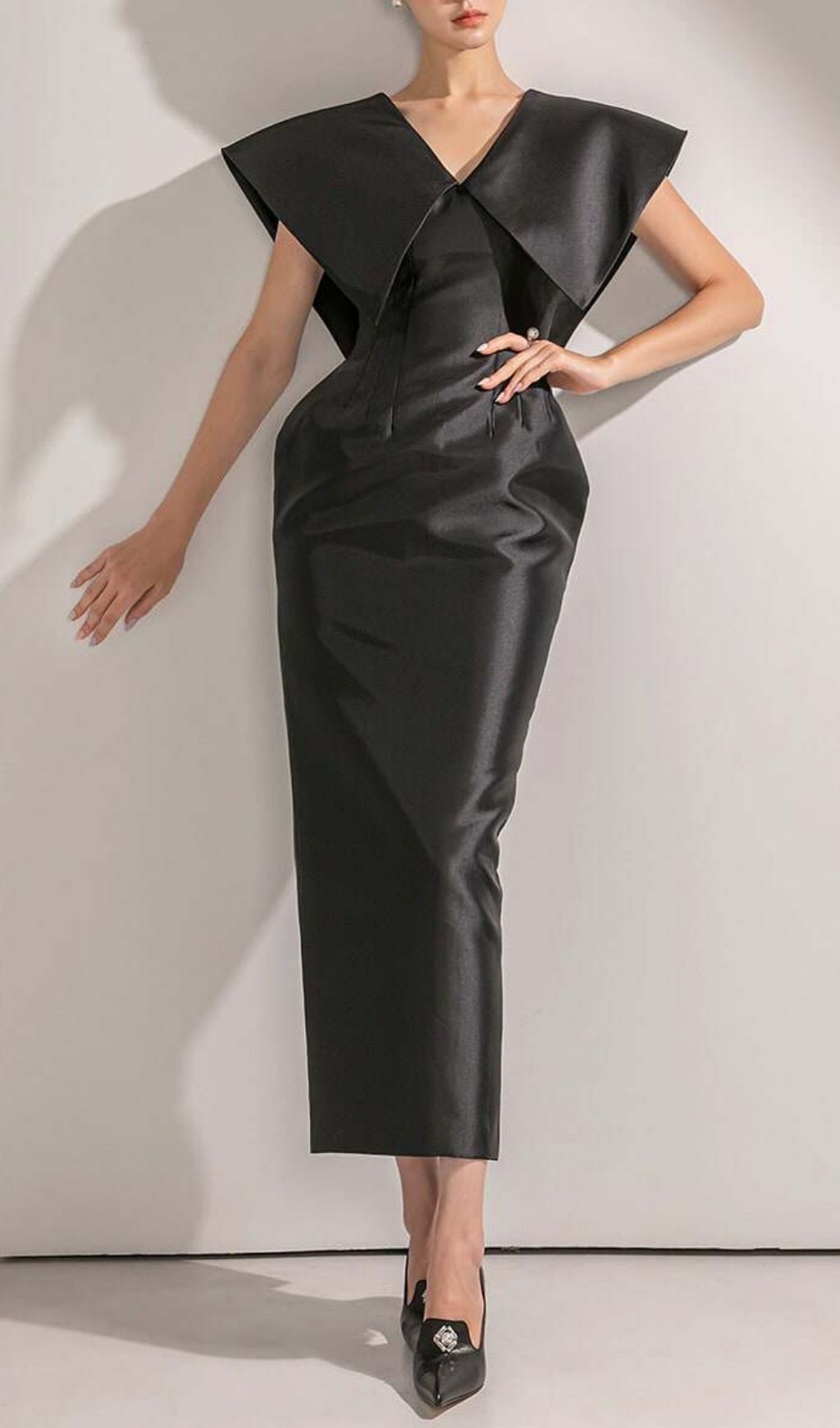 Fashionslee Women Liliha Black V-Neck Maxi Dress