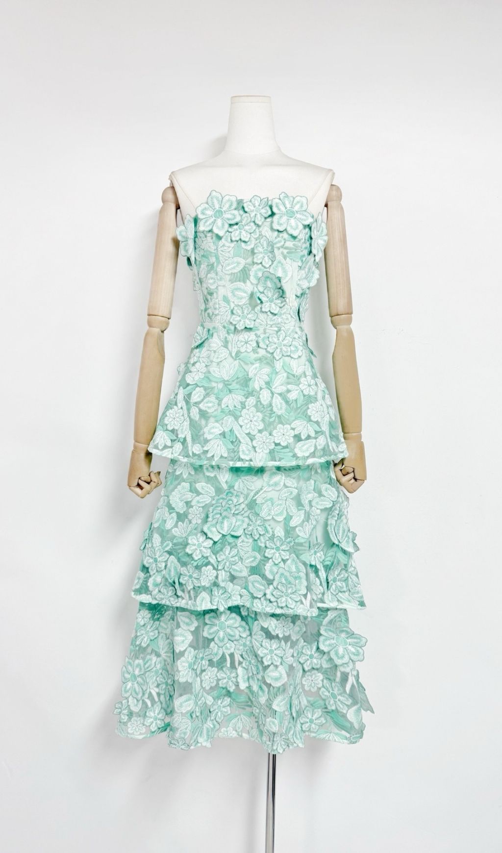 Fashionslee Women Maayan Green Strapless Flower Embroidery Midi Dress
