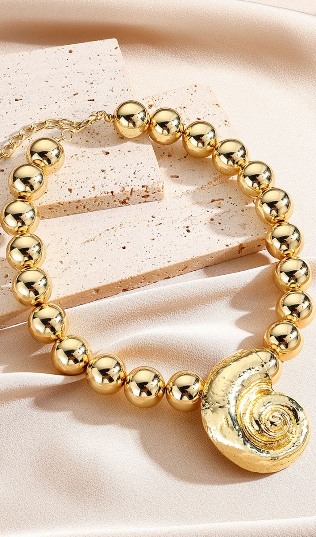 Oexis Conch Necklace In Gold