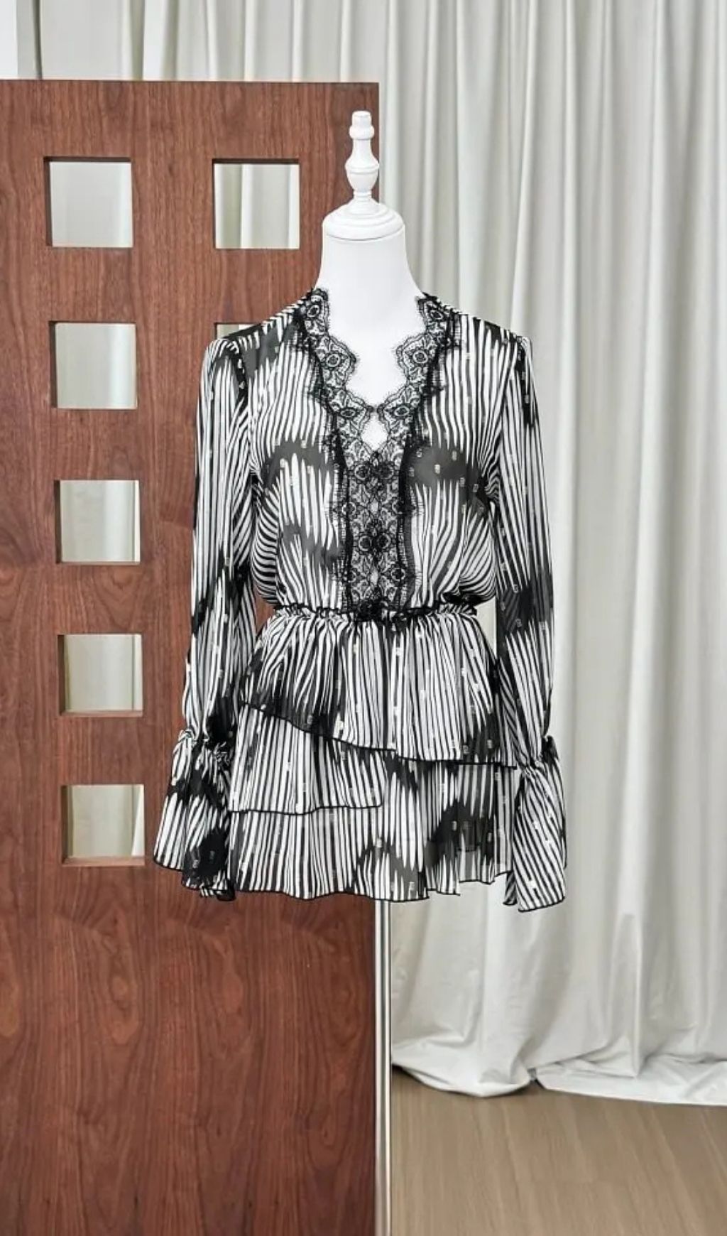 c1f38a3394b93ac6e08c3f967c27f504 Georgia Lace V-Neck Printed Gold Leather Jacquard Mini Shirt Dress - Black