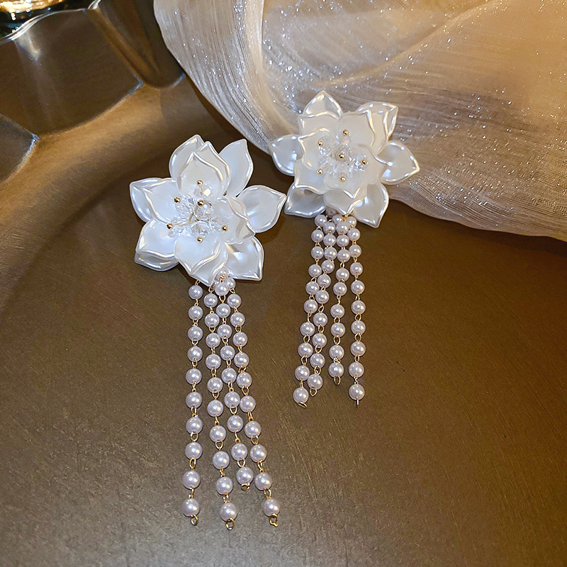 Fernanda White Flower Earrings