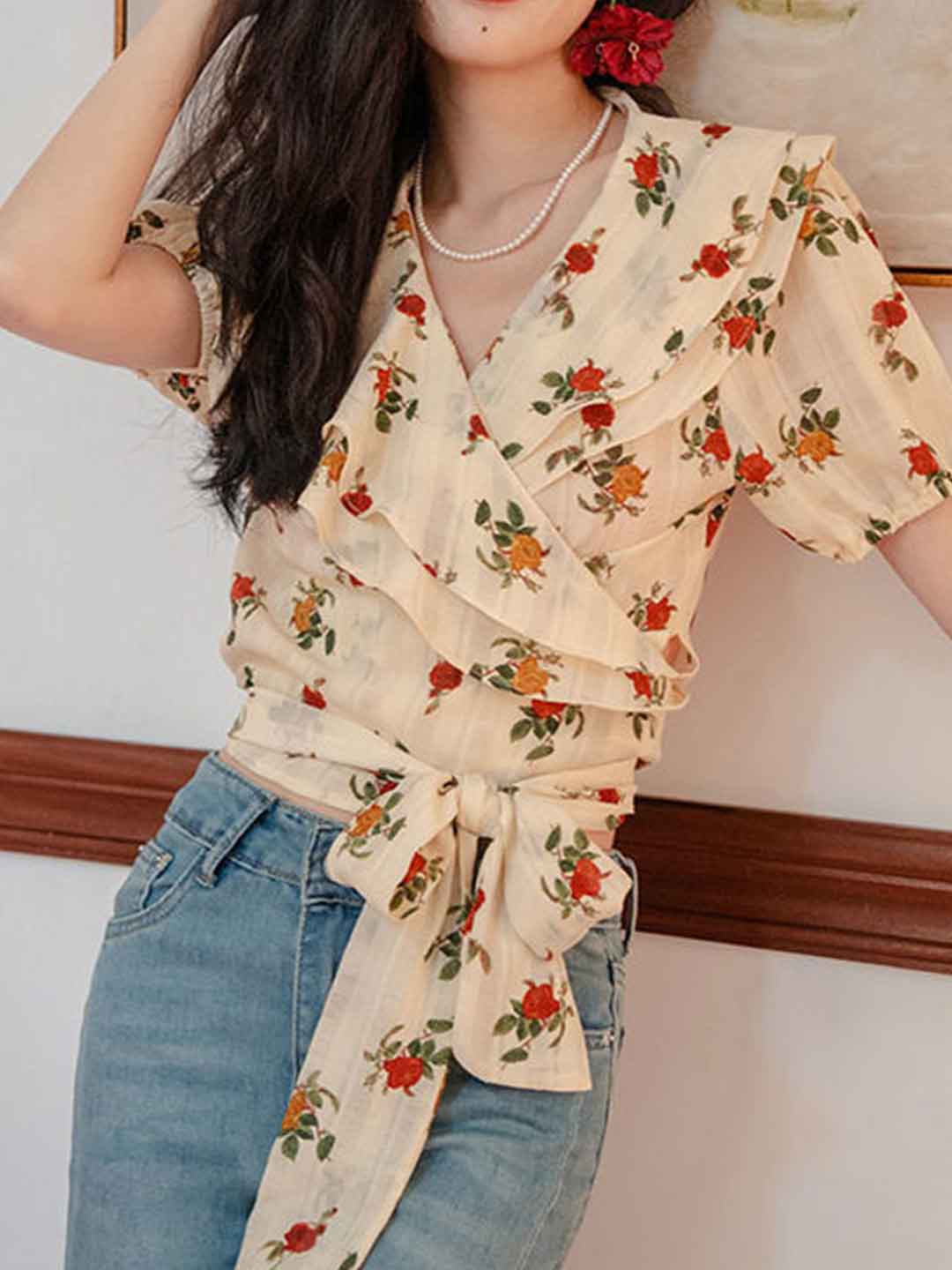 de82f6a88277daf24c8219e2ede9fc76 Juliet Chic V-neck Waisted Floral Chiffon Top