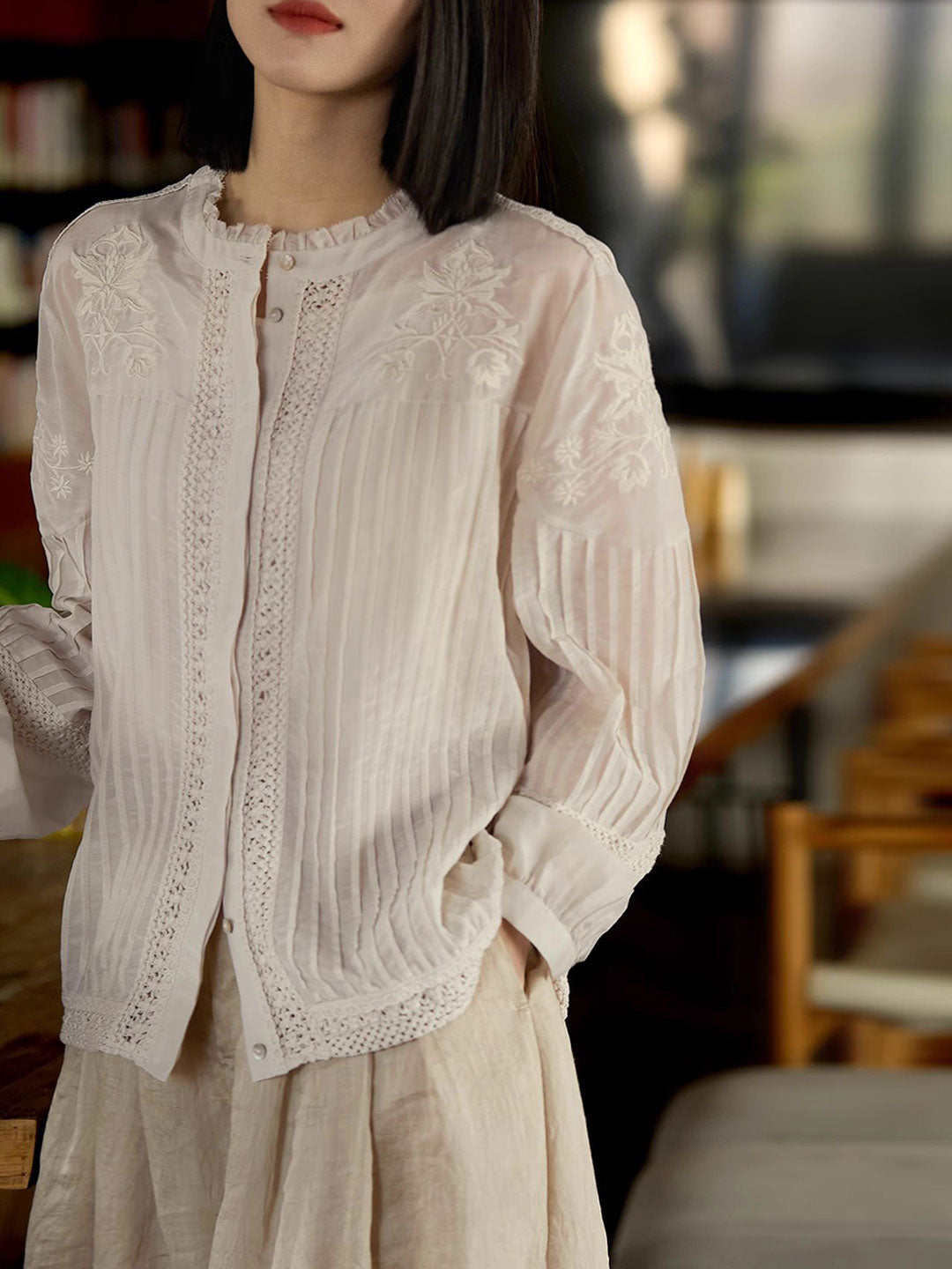e1e479a2f1dea3dd0c6015f6823c4091 Claire Loose Auricular Puff Sleeve Embroidered Blouse