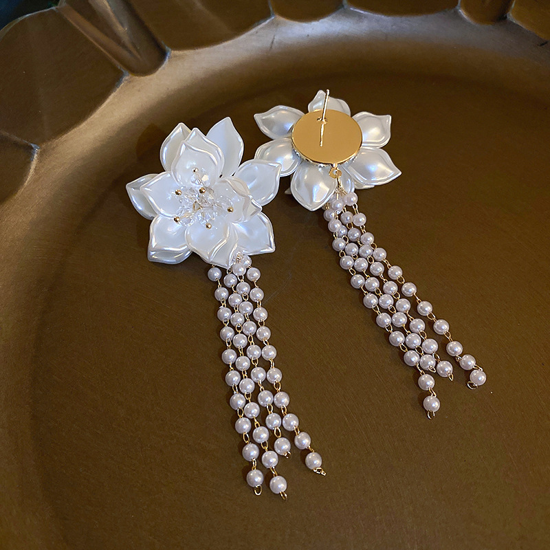 Fernanda White Flower Earrings