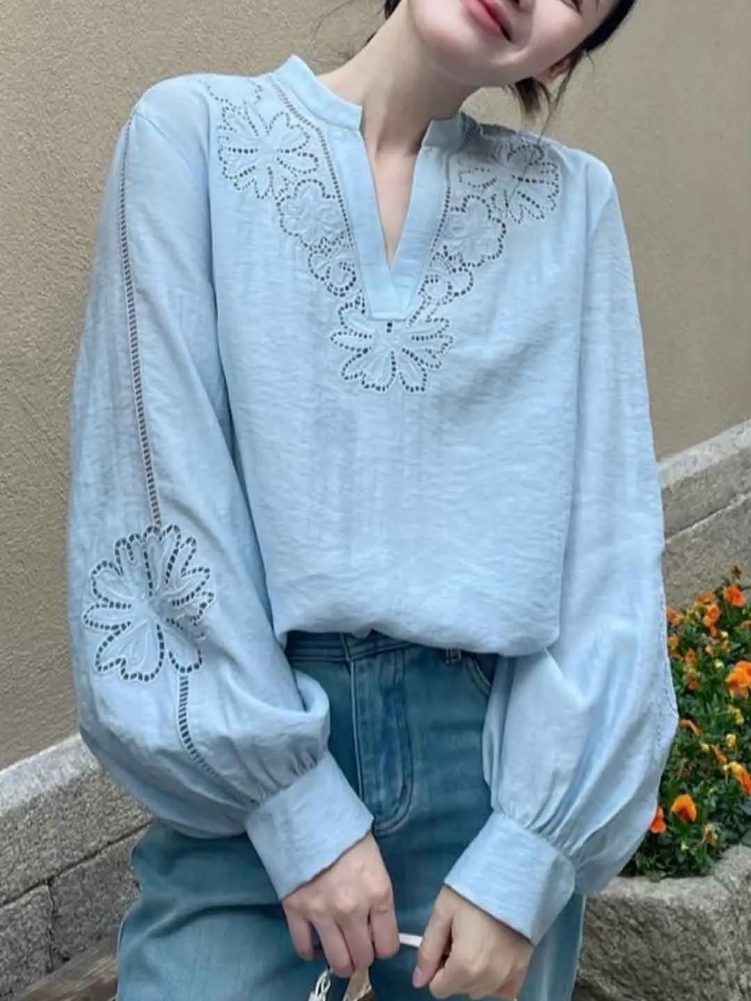 eb365643d4a3c69786b078b777b6972a Sharon Loose V-Neck Hollowed Top