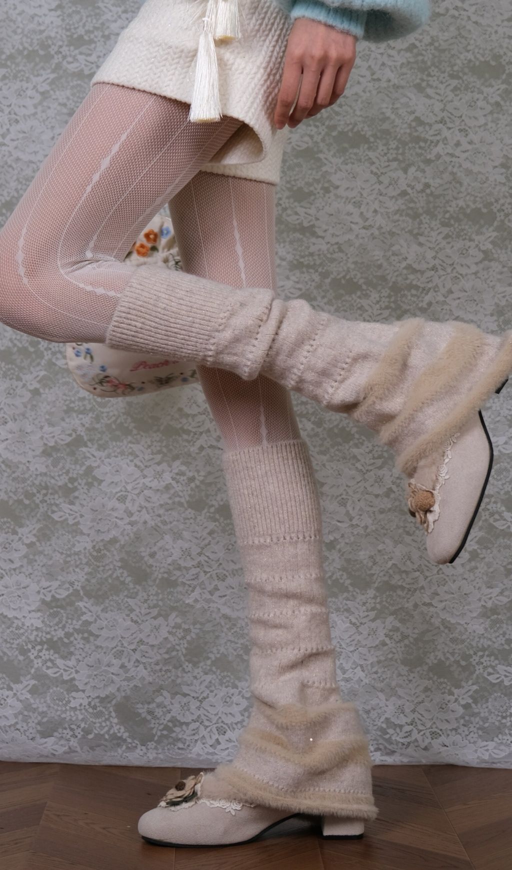 f5737e7f6e22e5d0da8d1b9582765468 White Tights & Loose Socks Set