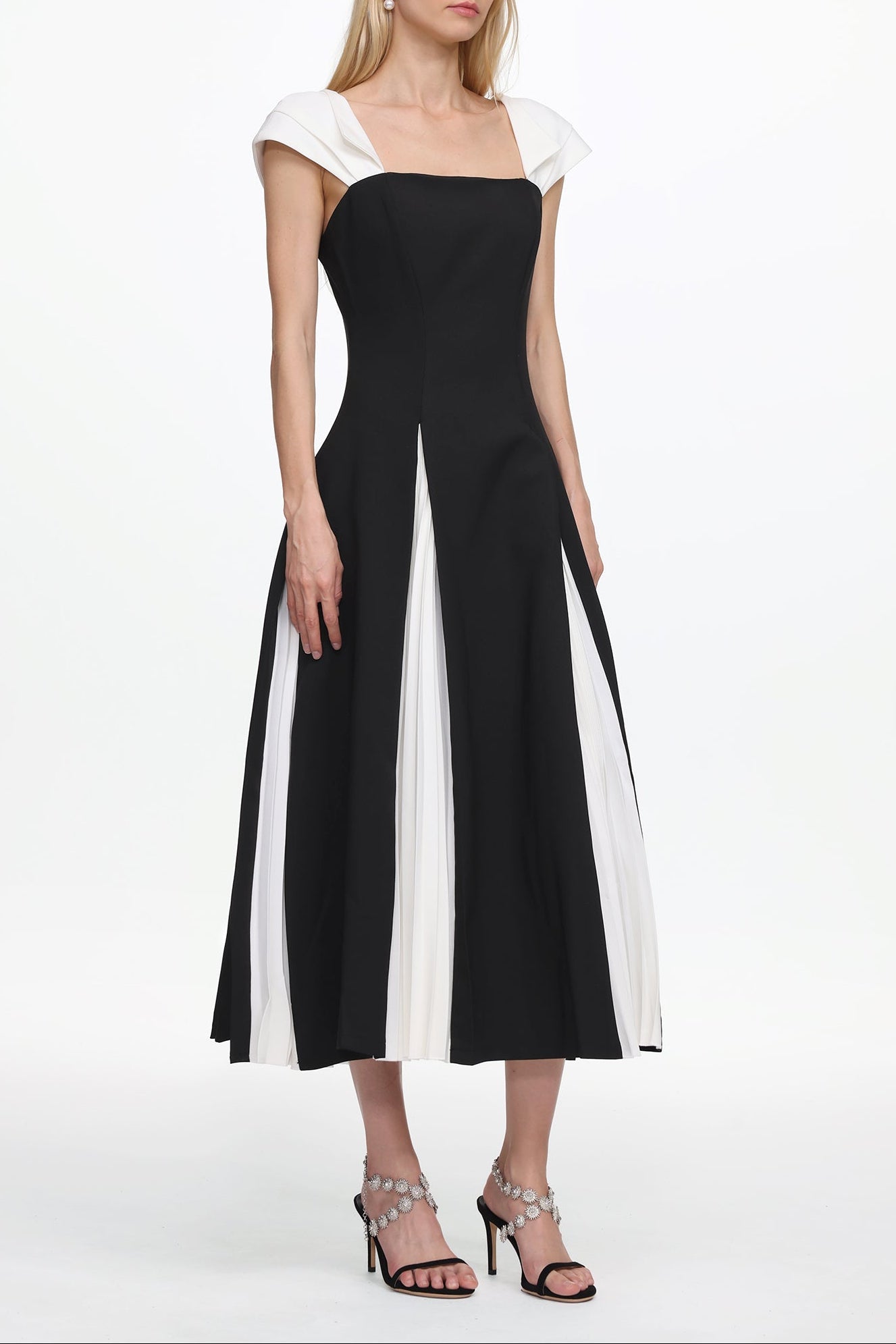 Saly Short Sleeve Contrast Pleated Woven Maxi Dress - OWNCI